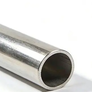 Hollow circular aluminum profiles (round tubes) by Yoverd Aluminium, close-up view showing precision-cut end with smooth metallic finish and clear hollow interior. Lightweight round aluminum tubes ideal for structural frames, railings, construction systems, and industrial supports.