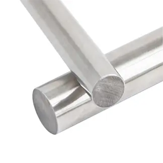 Solid circular aluminum profiles (round bars) by Yoverd Aluminium, close-up view showing precision-machined solid cross-section with smooth metallic finish. High-strength round bars ideal for CNC machining, precision components, shafts, and mechanical parts.