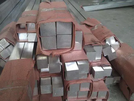 Product description of premium solid square aluminum bars stacked and bundled in warehouse by Yoverd Aluminium, showcasing precise square cross-section, high strength, rigidity and machinability for structural supports, mechanical manufacturing, equipment frames and industrial applications